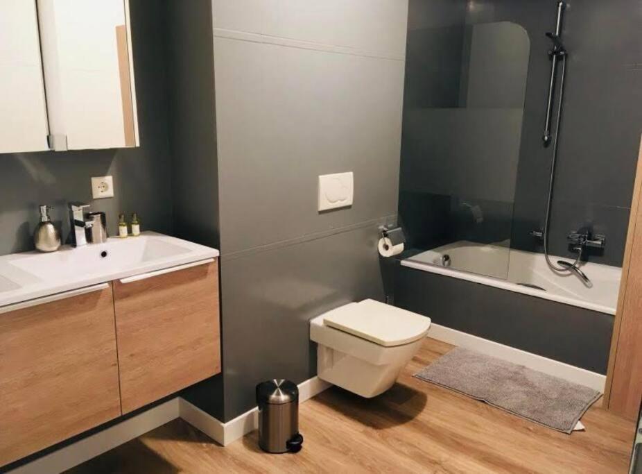 Apartment Comfortable 2 Bedrooms Near Train Station *
