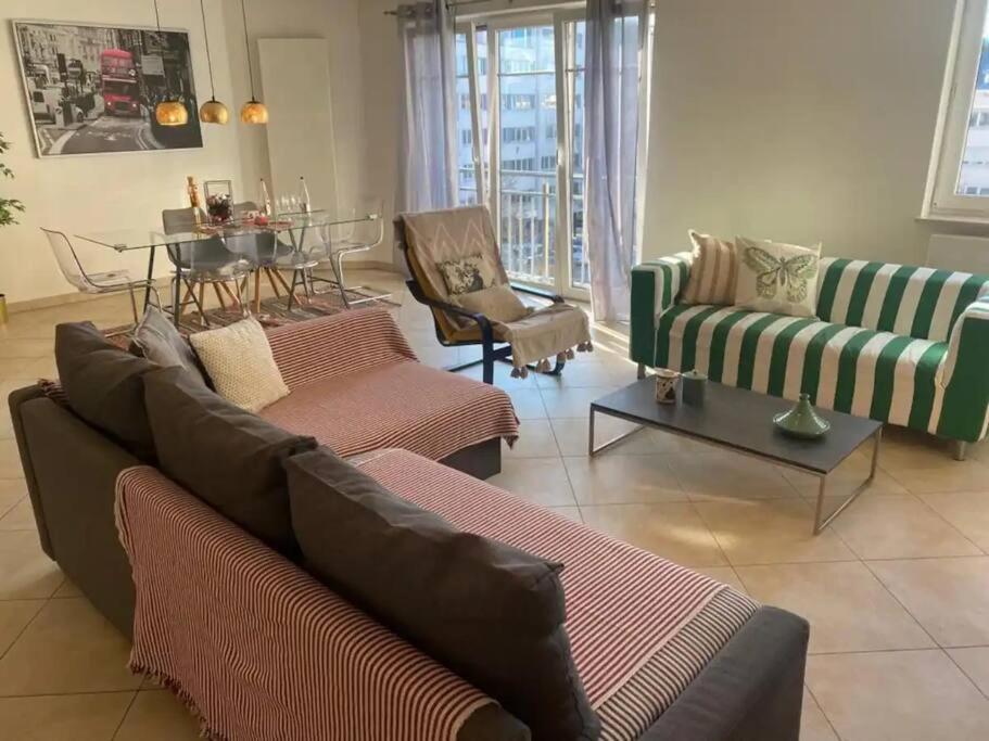 Comfortable 2 Bedrooms Near Train Station Apartment