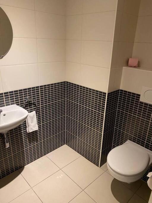 Comfortable 2 Bedrooms Near Train Station Apartment *
